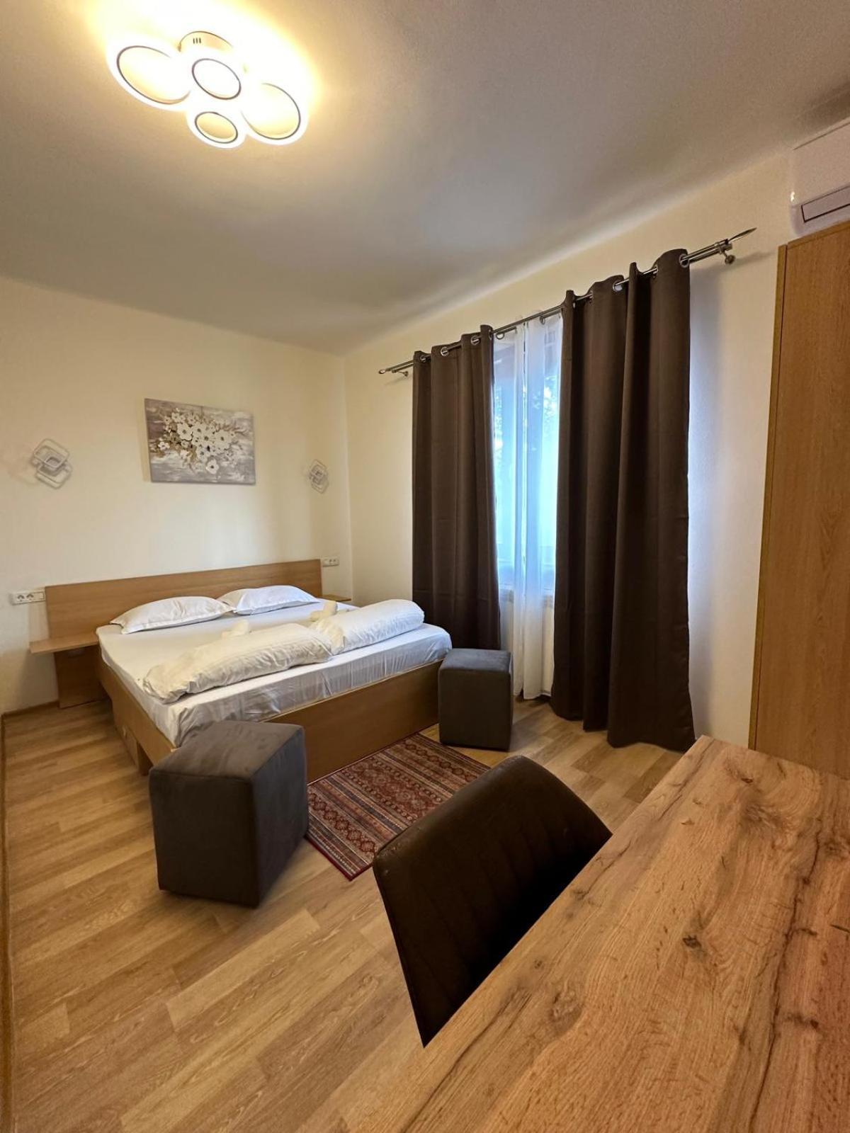 Dortin Hotel Arad Buitenkant foto