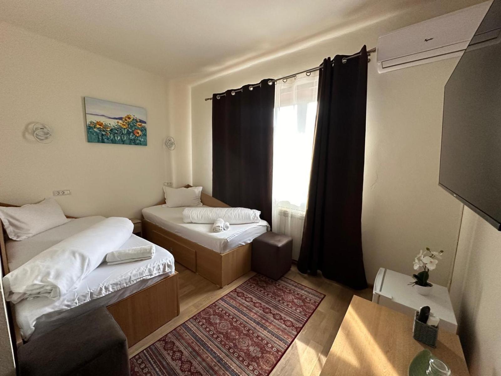 Dortin Hotel Arad Buitenkant foto